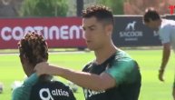 Ronaldo ismevao frizuru saigrača pred dolazak u Srbiju: Vukao ga za kosu, pa omirisao! (VIDEO)