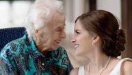 Tara je znala da baka neće biti na venčanju, pa joj je ispunila želju: Poslednji susret kida srca