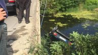 Nesreća u Crvenki: Auto sleteo u kanal i potonuo, viri mu samo zadnji deo (VIDEO)
