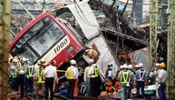 Železnička nesreća u Japanu: Voz udario u kamion, izleteli vagoni, jedna osoba poginula (VIDEO)
