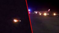 Avionu se zapalio motor pri sletanju, putnici prestravljeni (VIDEO)