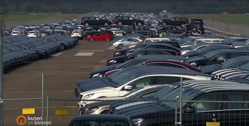 mercedesi parkirani na pisti mercedesi parkirani na pisti