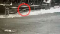 Beba ispala iz auta u pokretu, roditelji tek posle 50 kilometara shvatili da je nema (VIDEO)