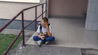Pao prvi osmeh na licu dečaka sa autizmom koji je plakao prvog dana škole. Oglasila se i direktorka