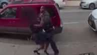 Napao devojku usred dana na ulici, ali nije očekivao njenu munjevitu i brutalnu osvetu (VIDEO)