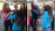 Užasni snimak tuče u školskom dvorištu u Barajevu: Devojčice šamaraju vršnjakinju, psuju i smeju se