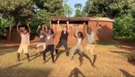 Doputovala u Afriku da uči mališane plesu, a na kraju pored njih doživela prosvetljenje (VIDEO)