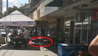 Snimak sa lica mesta: Ubijena žena na betonu ispred kafića, umotana u krvav čaršav (VIDEO) (FOTO)