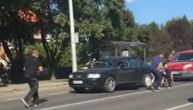 Nesvakidašnja scena u Zagrebu: Vozači se na ulici otimali o tuđi novac, pa vrištali od sreće (VIDEO)