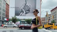Irina Šajk se slikala ispred svog bilborda i izgleda top, ali "čudnu" obuću mnogi joj ne praštaju