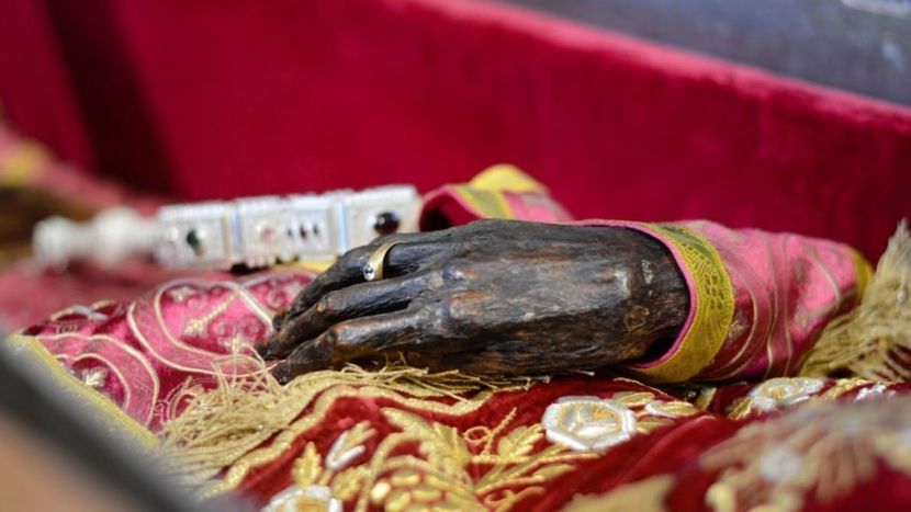 Netruležna ruka svetog kralja Setfana Dečanskog, manastir Visoki Dečani Netruležna ruka svetog kralja Setfana Dečanskog, manastir Visoki Dečani