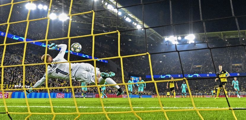 Ter Štegen brani penal, utakmica Barselona - Borusija Dortmund Ter Štegen brani penal, utakmica Barselona - Borusija Dortmund