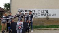 Dobrodošli u selo navijača Partizana: Deca već krenula u Humsku, stiže 200 autobusa iz Srbije i RS