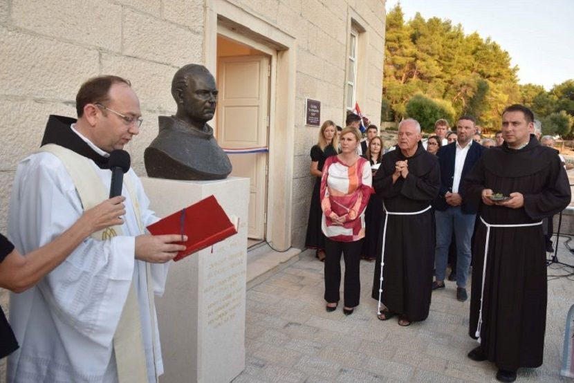 Kolinda grabar kitarović, spomenik, fra bernardin sokol Kolinda grabar kitarović, spomenik, fra bernardin sokol
