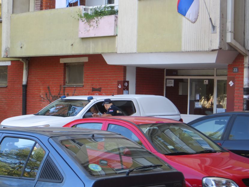 Niš, policija, uklanjanje rakete iz podruma zgrade Niš, policija, uklanjanje rakete iz podruma zgrade