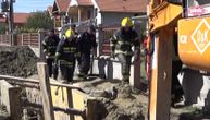 Tragedija u Borči: Zemlja se obrušila i zatrpala radnika (UZNEMIRUJUĆA FOTOGRAFIJA)