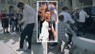 Maskirani Ronaldo "napao" trg u Torinu: Navijači provalili šou sa loptom i umalo ga "rastrgli"