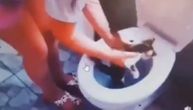 Devojčica gura mačku u WC šolju i pušta vodu: Novi snimak zlostavljanja zgrozio Srbiju