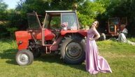 Lutke zamenila traktorom: Upoznajte Maju koja vozi od sedme godine, a ratarske poslove obavlja muški