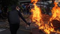 Demonstranti u Hongkongu gazili kinesku zastavu, demolirali železničku stanicu i tržni centar