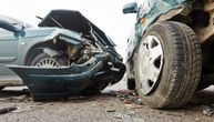 Udes na putu kod Ljubovije: Automobil prešao u suprotnu traku i direktno se zakucao u drugo vozilo