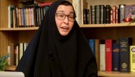 Vasa je časna sestra koja širi pravoslavlje na Jutjubu, a uz kaficu osuđuje momke koji nose ogrlice