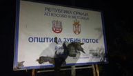 Kosovska policija noću uklonila natpis "Republika Srbija, AP Kosovo i Metohija" u Zubinom Potoku