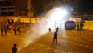 Demonstranti bacali cigle i Molotovljeve koktele na vladine zgrade u Hongkongu, policija uzvratila