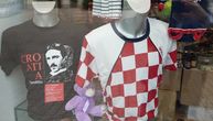 Majice sa likom Tesle i natpisom Croatia, pored dresa Hrvatske, iskaču pred turiste u centru Zagreba