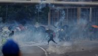 Dok Kina slavi, u Hongkongu neredi: Sukob demonstranata i policije, bačen suzavac i ispaljeni meci