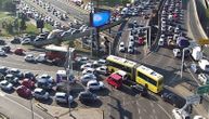 Gužve u Beogradu od jutra, sve stoji: Ljudi izlazili iz prevoza i pešačili da bi stigli na posao