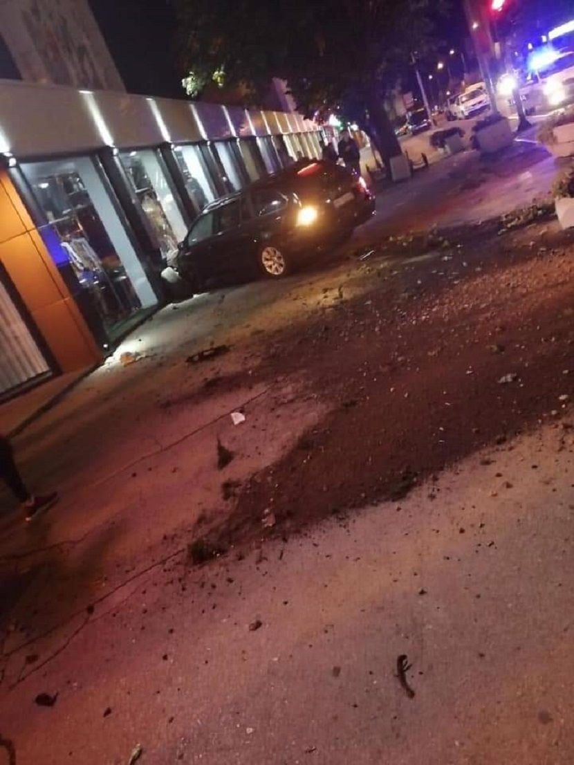 Inđija automobil uleteo u izlog Inđija automobil uleteo u izlog