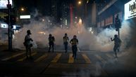 Na protestima u Hongkongu poginuo student: Pao sa garaže kada je policija bacila suzavac