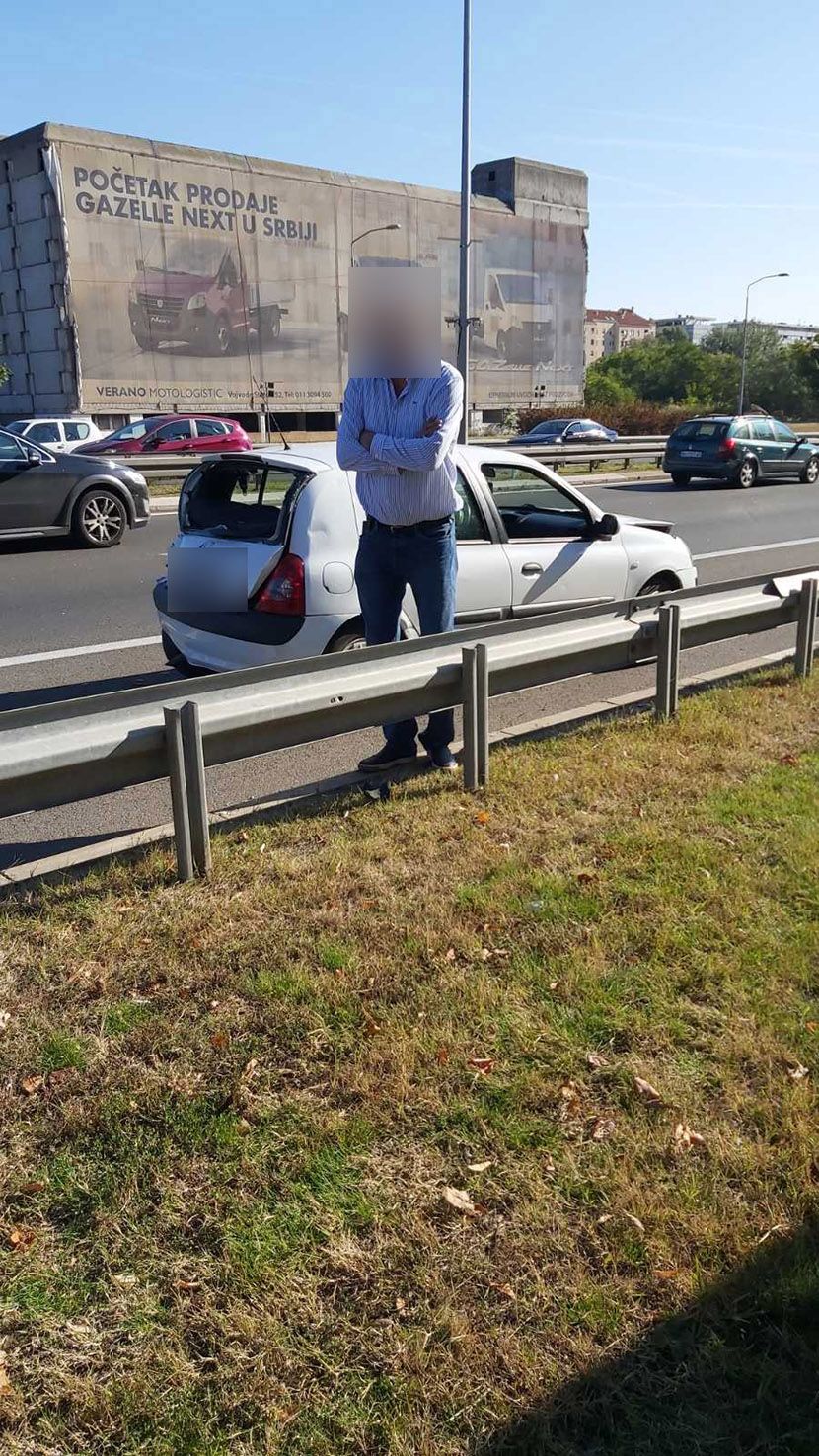 Lancana saobracajka 3 automobila kod geneksa smer ka nisu 2 povredjenih. Kod jednog povreda vrata. Kod drugog sumnja na prelom rebara Lancana saobracajka 3 automobila kod geneksa smer ka nisu 2 povredjenih. Kod jednog povreda vrata. Kod drugog sumnja na prelom rebara