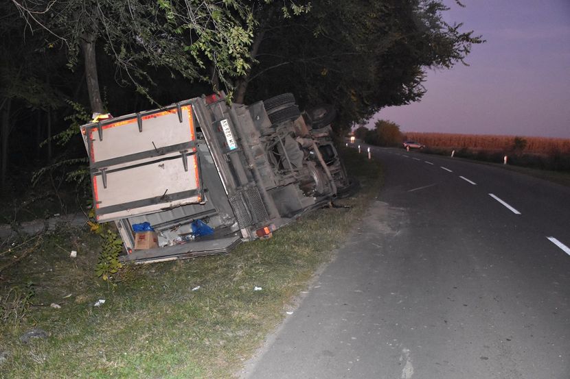 prevrnut kamion na putu Apatin-Prigrevica prevrnut kamion na putu Apatin-Prigrevica