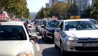 Dok u Beogradu i dalje protestuju, u Novom Sadu taksisti prekinuli protest
