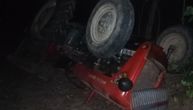 Užas u Velikoj Ivanči: Prevrnuo se traktor na njivi, muškarac (50) poginuo na licu mesta