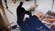 Snimak tuče na pijaci u Vrapčićima: Trojica udaraju prodavca voća teglom meda zbog znaka na majici