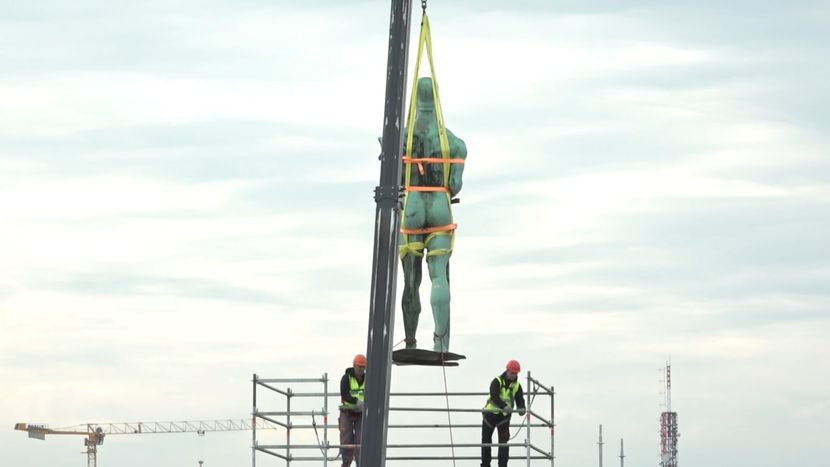 Pobednik skinut sa postolja Pobednik skinut sa postolja