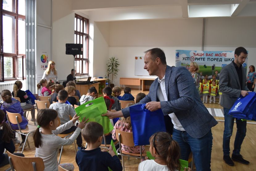 Akcija Djaci vas mole usporite pored skole Akcija Djaci vas mole usporite pored skole