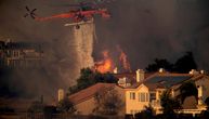Požar nadomak Los Anđelesa guta sve pred sobom, jedna osoba stradala, 100.000 se evakuiše