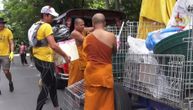 Budisti oduševljeni reciklažom: Plastične flaše i smeće pretvaraju u odeću