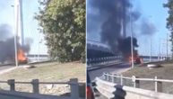 Snimak automobila u plamenu na Mostu na Adi, vozač na vreme iskočio iz vozila