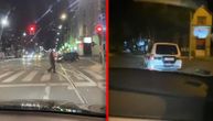 Bahati vozač divlja po beogradskim ulicama i sve snima: Prelazi na crveno i u punoj liniji pretiče