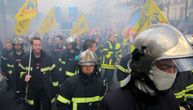 Posle policajaca i vatrogasci na ulicama Pariza: Protest zbog malih plata i teških uslova rada