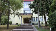 Učenik osnovne škole napao direktora u Sremskoj Mitrovici: Udarao ga po glavi sedištem od bicikla