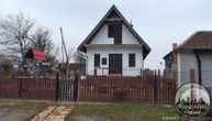 Ako imate 5.000 evra možete da postanete vlasnik ove simpatične kućice koja je na 48 km od Beograda