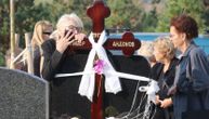 40 dana od smrti Dalibora Andonova Grua: Bolne scene na groblju, reperova majka ne prestaje da jeca