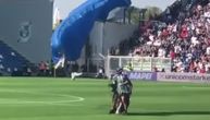 Padobranac sleteo na teren usred meča Intera i sprdao se: Nisam video da je zeleni kvadrat stadion!