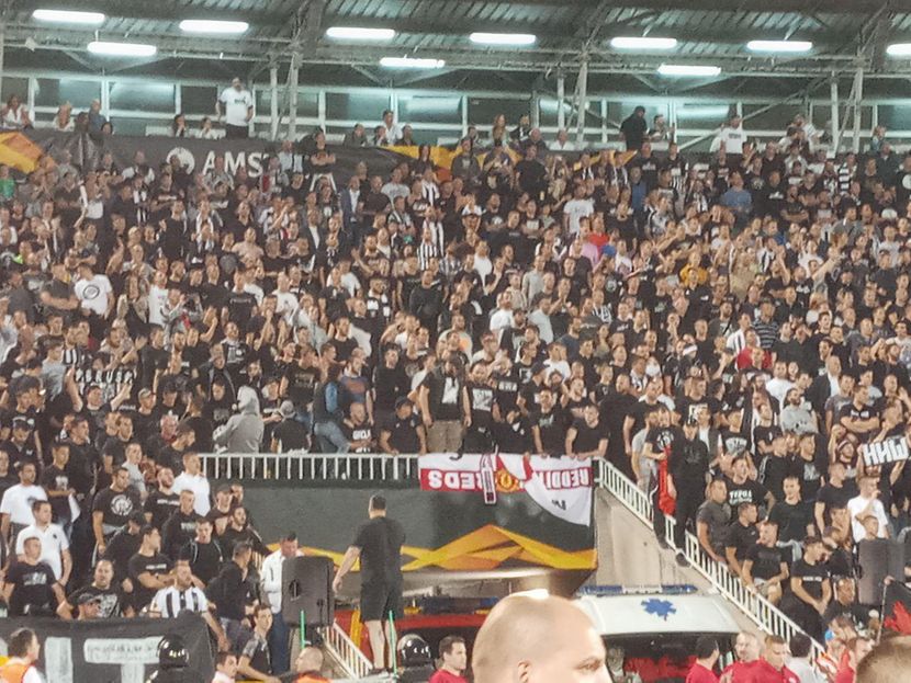 Grobari sa otetim zastavama navijača Junajteda na istočnoj tribini; Grobari sa otetim zastavama navijača Junajteda na istočnoj tribini;